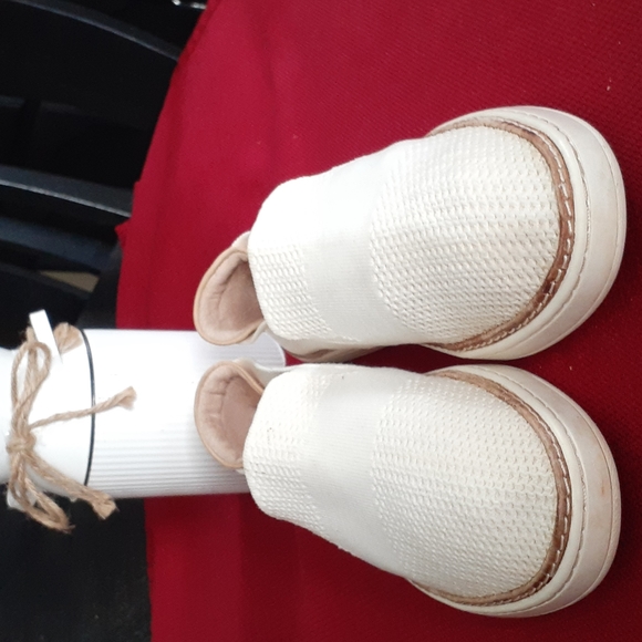 UGG SHOES - Picture 2 of 9